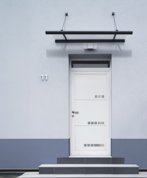 Porte d'entrée PVC parclosé ECO PLAN - Visuel d'ambiance Extérieur de maison moderne avec porte d'entrée blanche et décoration petits rectangles